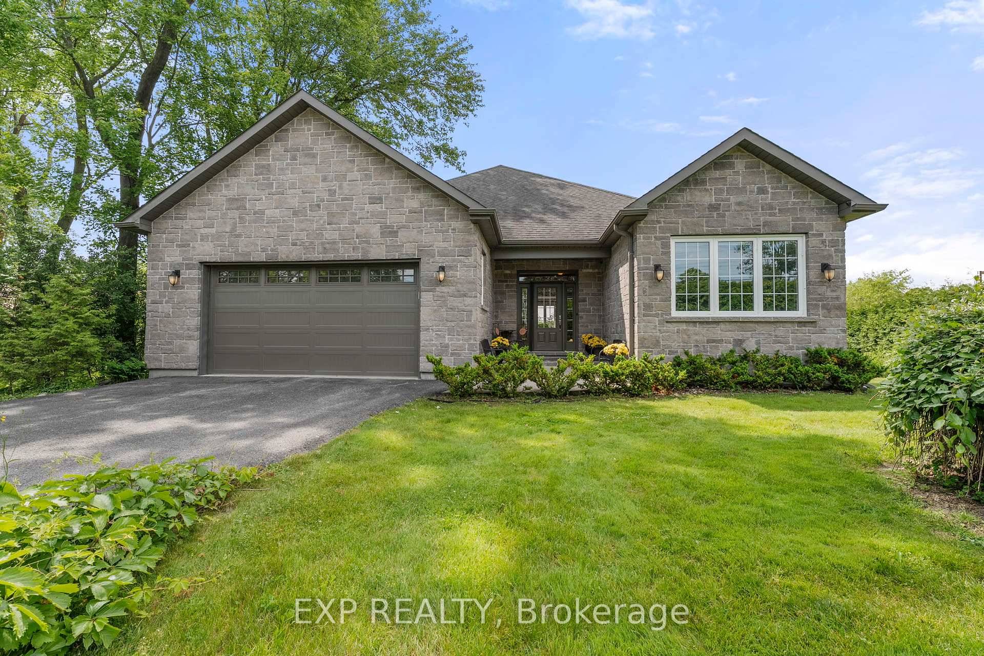 Luxury Bungalow Steps From The Shore !