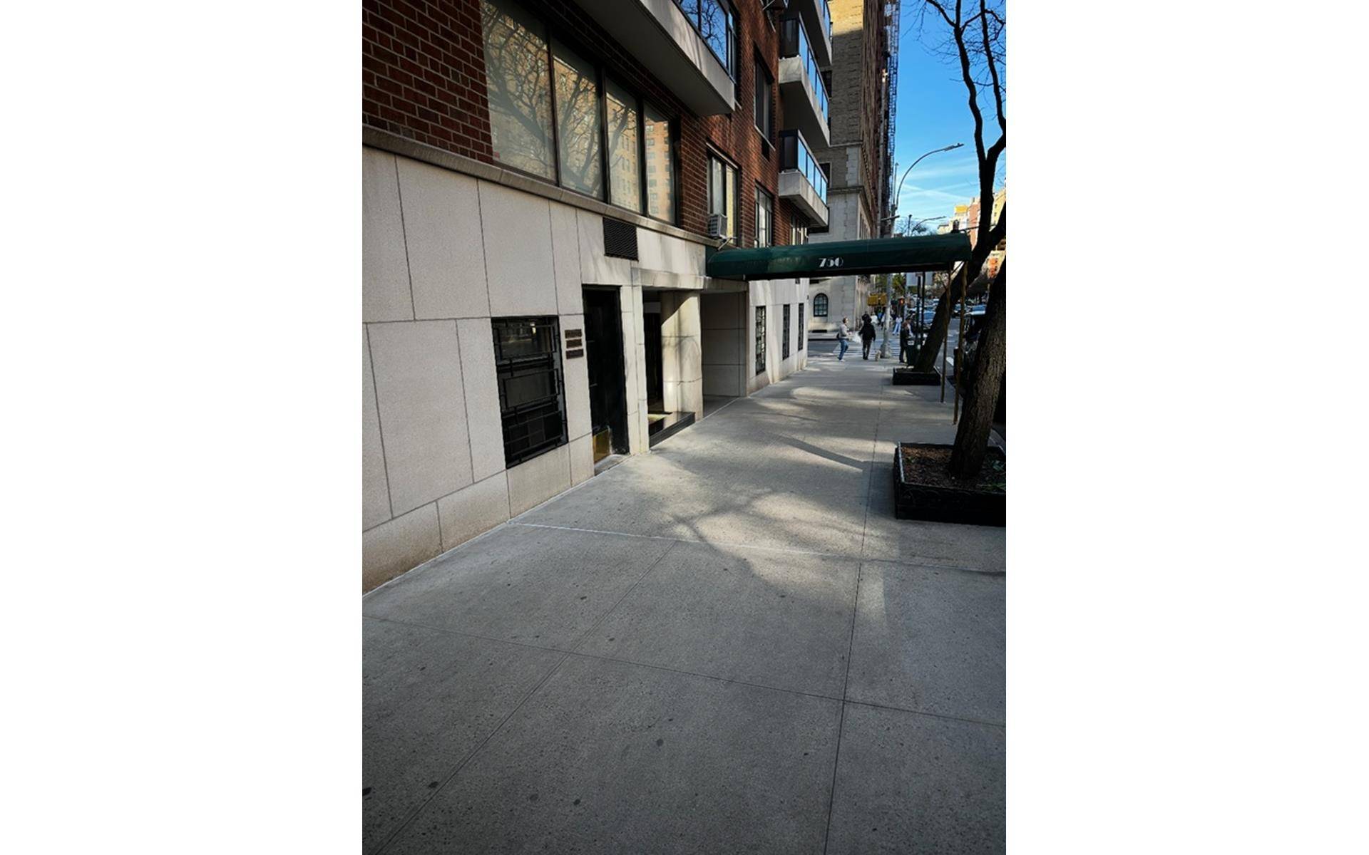 Welcome to 750 Park Avenue, Unit 1C A Rare Gem in the Heart of Lenox Hill Allows UP to 80 Financing Nestled in the prestigious and vibrant Lenox Hill neighborhood, ...