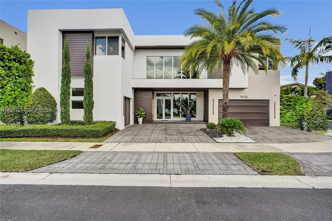 Step into elegance with this stunning corner lot estat in the exclusive gated community of Modern Doral 75 !