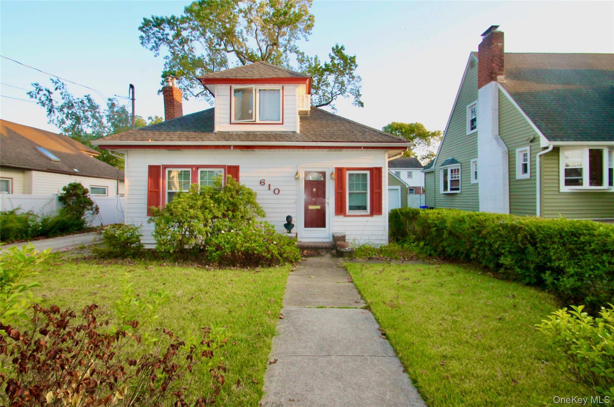 Inviting 3 Bedroom Bungalow in a Quiet Neighborhood Welcome !