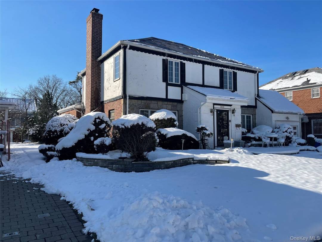 60x100 lot, Extended House perfectly situated in a prime, convenient location.