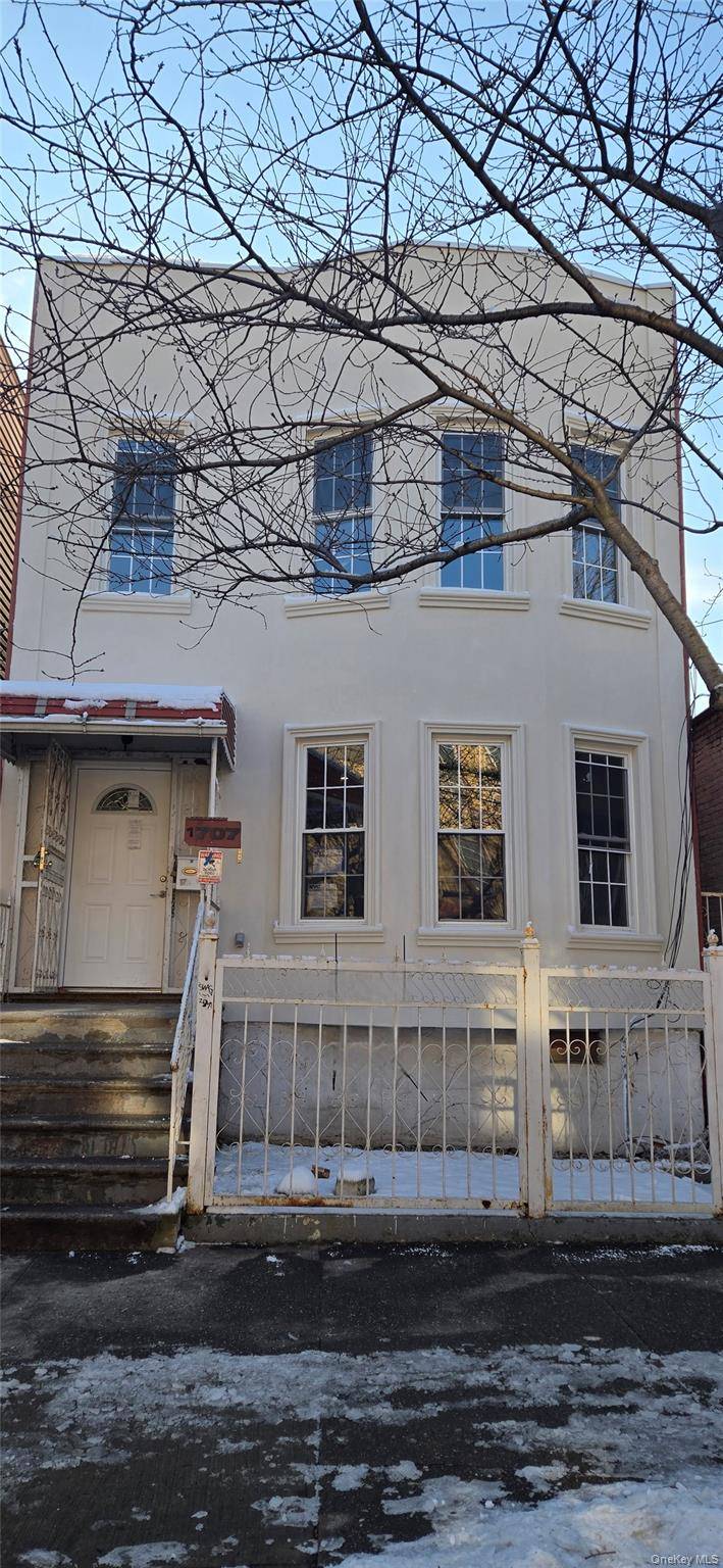 NEWLY RENOVATED 2 FAMILY HOUSE IN THE CASTLE HILL WESTCHESTER SQ AREA, 1st FLOOR 3BRS 2BTHS, 2nd FLOOR 3BRS 2BTHS, SEPARED HEATING AND COOLING SYSTEMS, FULL ONPEN BASEMENT, NICE BACK ...