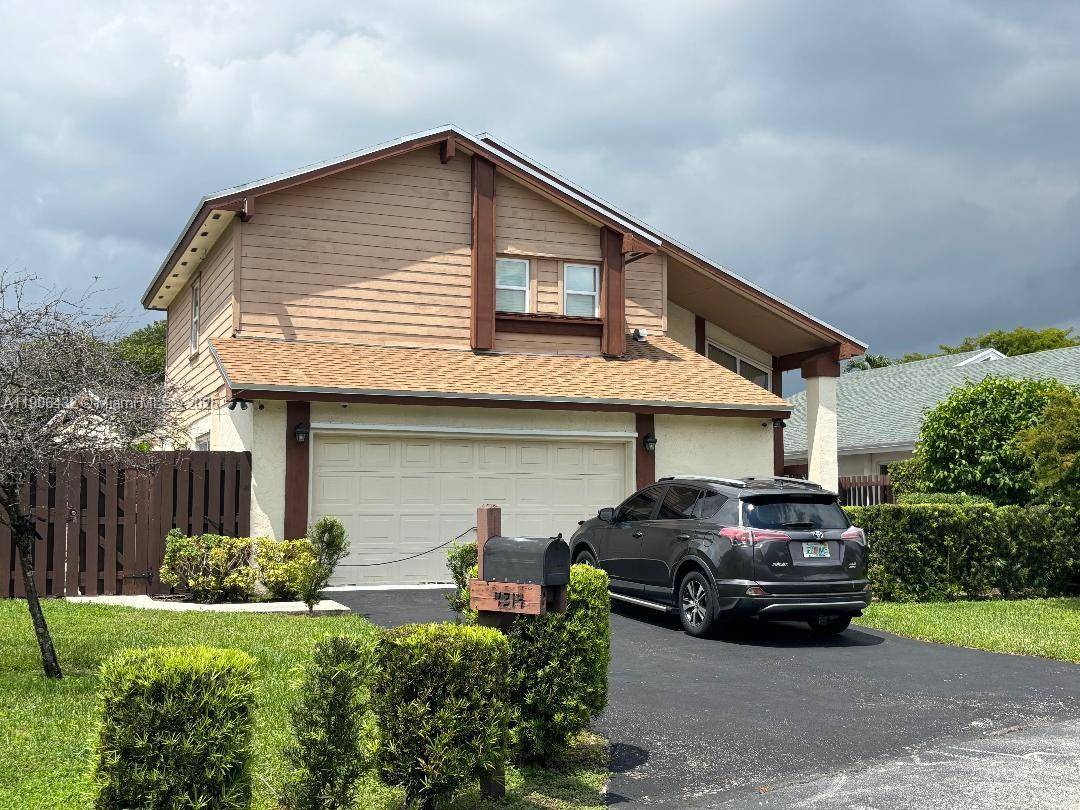 Great property in Lakes of the Meadows.