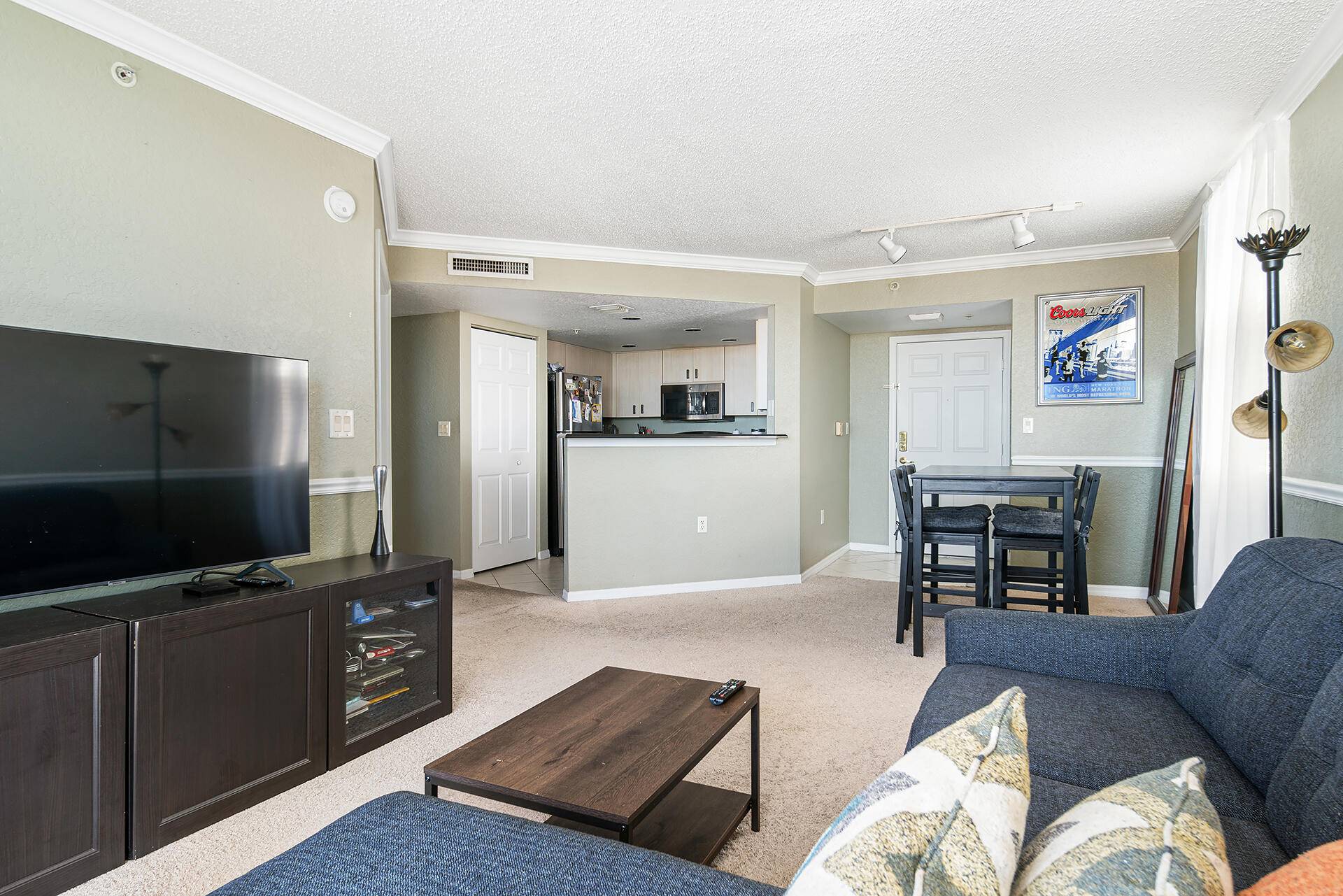 PRICED TO SELL !, Beautiful two bedroom one bathroom condo features laminate flooring throughout, stainless steel appliances.