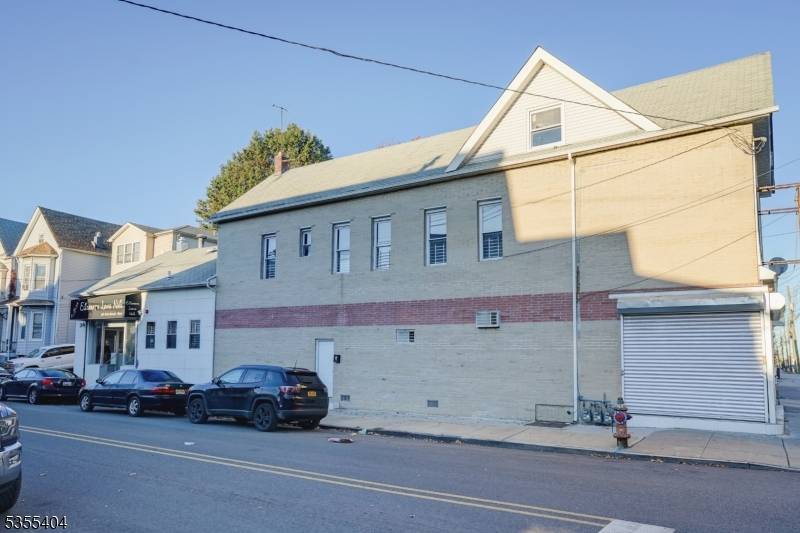 Mixed use corner property in a great location at the intersection of Franklin Street and 4th Street.