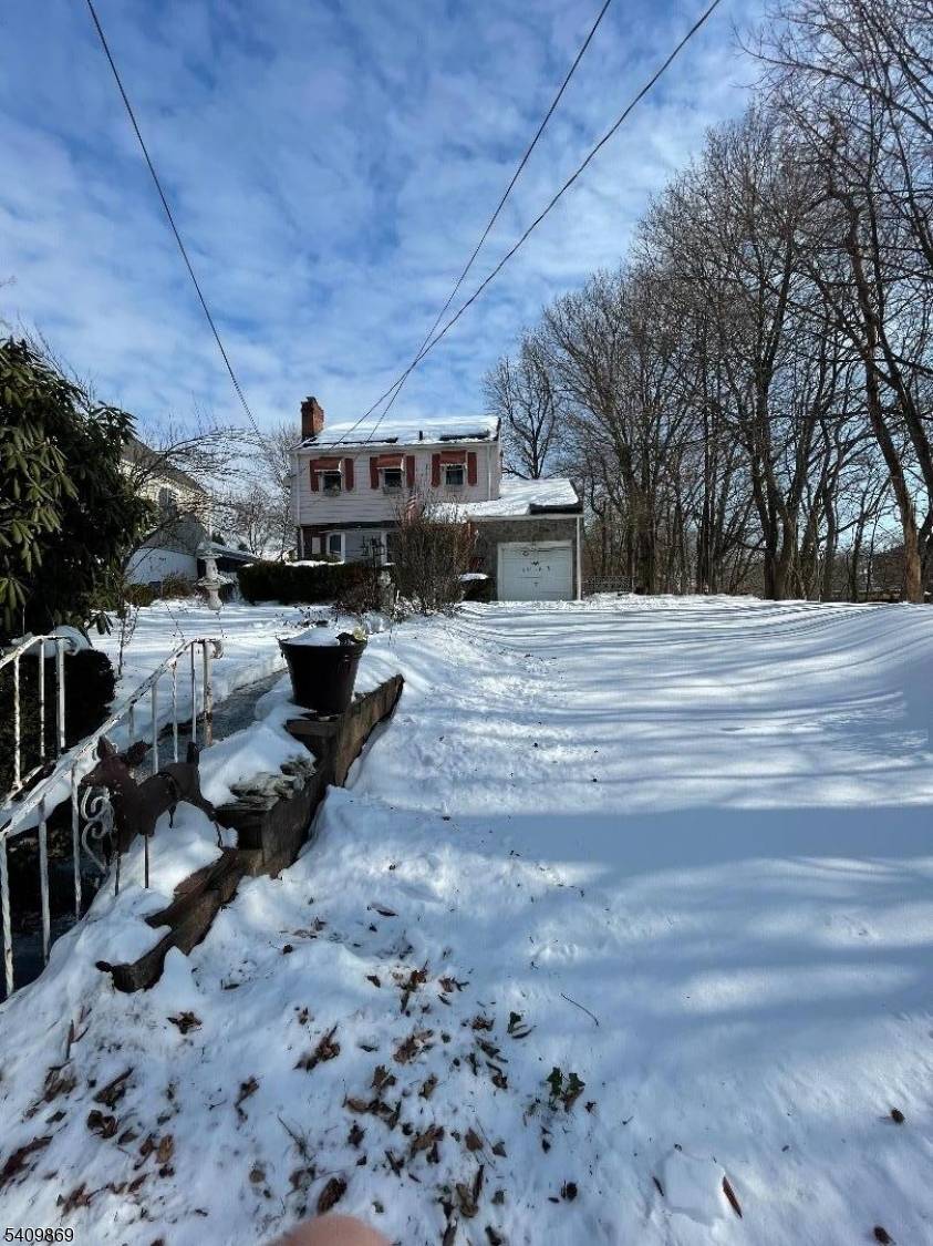 Welcome home to comfort, convenience, and opportunity in the heart of Teaneck.