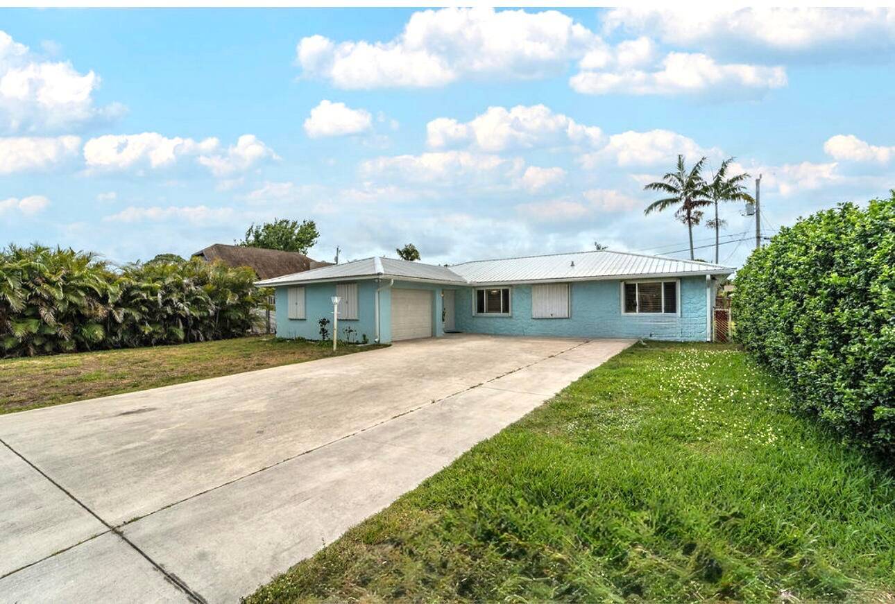 Price to sell ! Welcome to this beautiful home located in the highly desirable Floral Park area !
