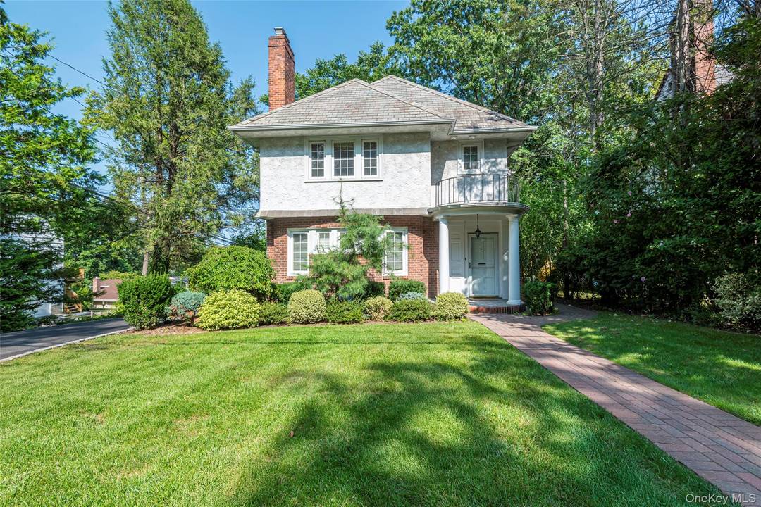 Charming and Renovated Colonial in the Heart of Great Neck.