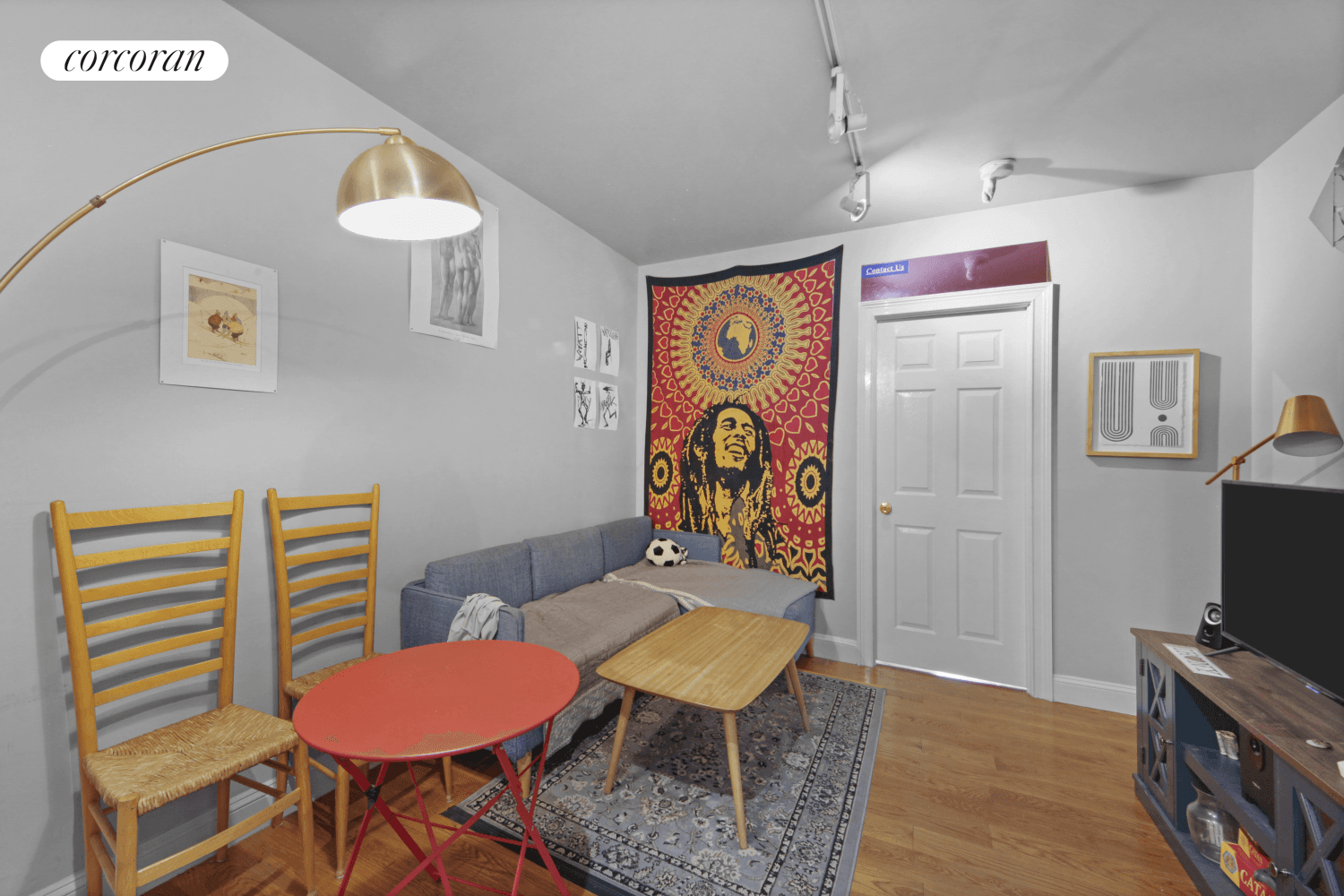 Updated 2 bedroom in PRIME location Apartment Features 2 Bedrooms w built in closet and storage Open kitchen featuring microwave amp ; dishwasher and a ton of cabinet space Beautiful ...