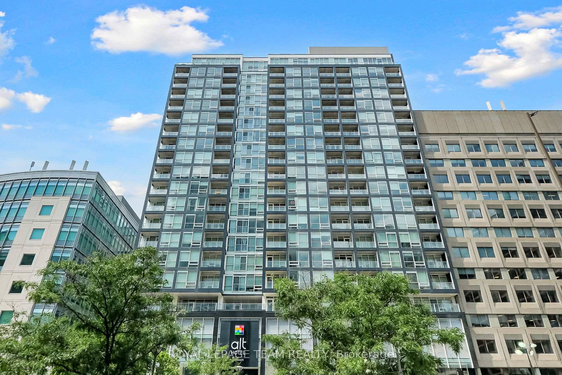 Welcome to this deluxe, two story, two bedroom, three bathroom condominium apartment centrally located in the heart of Ottawa.