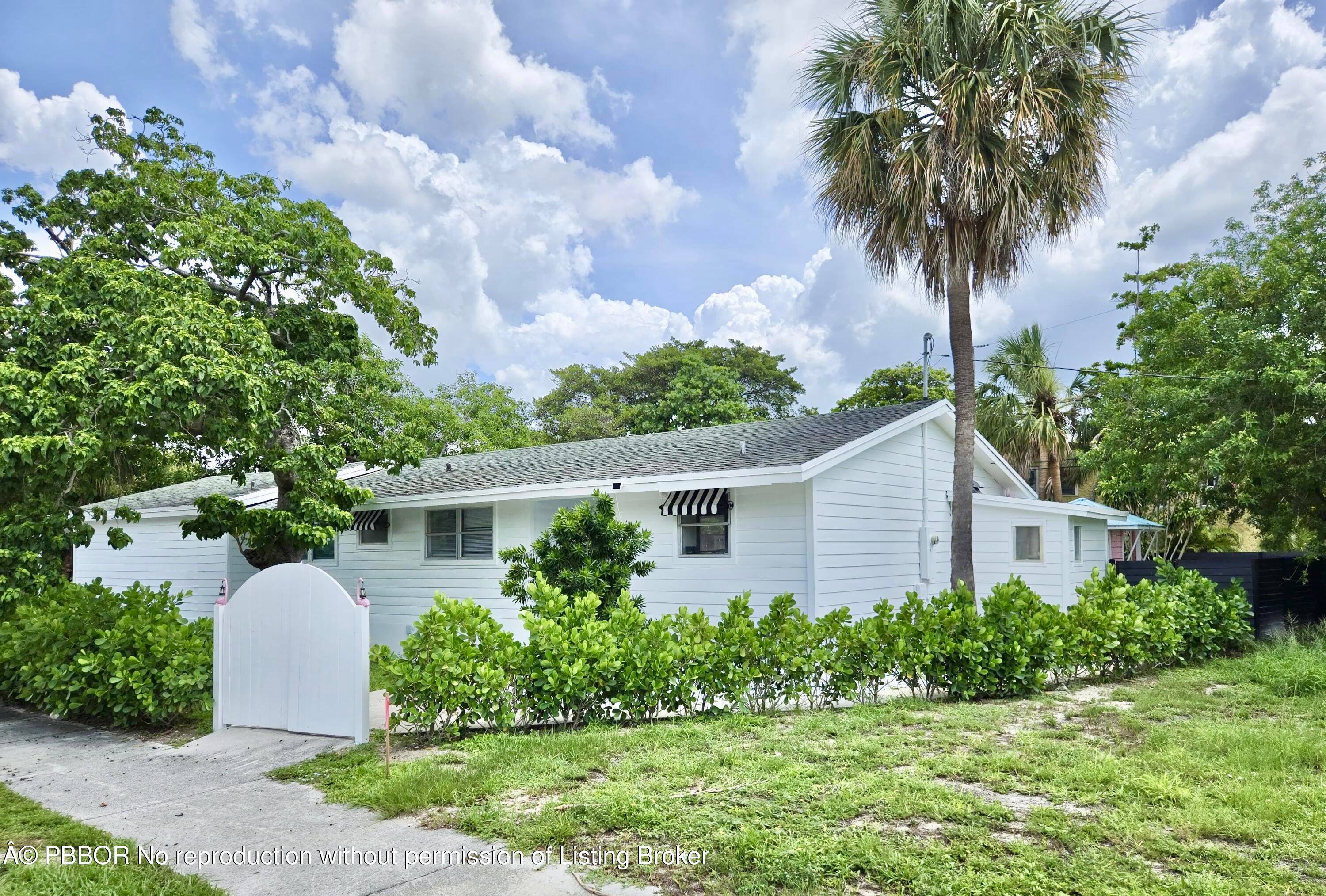 Recently painted all white inside and out, the iconic ''Pink Flamingo House'' by designer Tracy Turco, is move in ready !