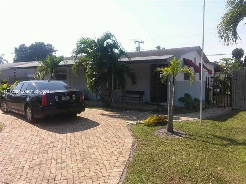 3 2 in Miramar, lost of windows, beautiful kitchen with granite counters.