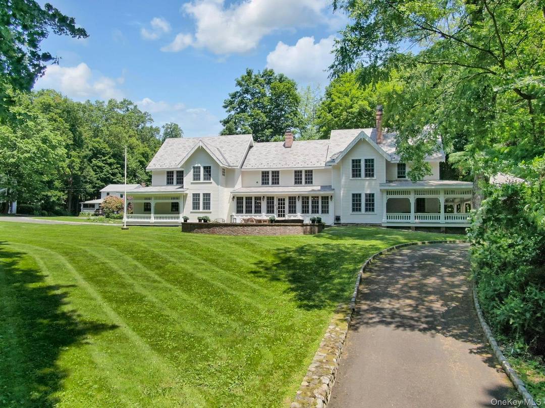 Cole House. Extensive renovation and expansion of 4, 300sf, late 19th Century Victorian, with large wrap around porch, porte cochere, and new baths amp ; kitchen.