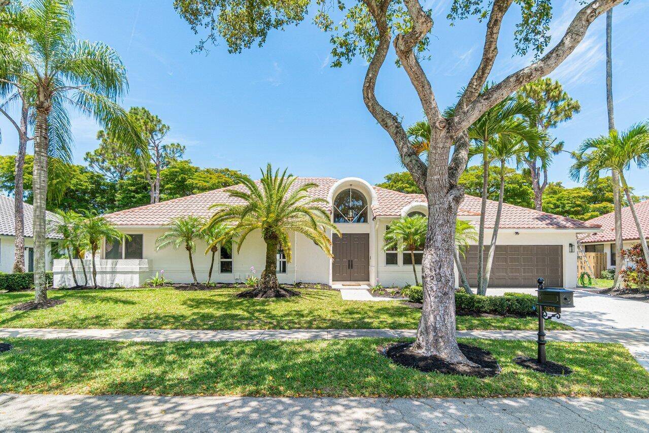 Welcome to the most desirable split floor plan in New Floresta.
