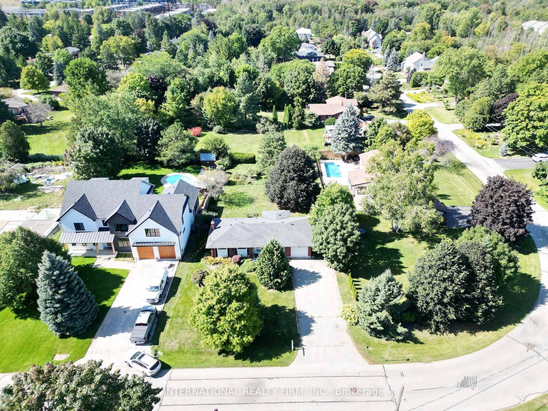 Welcome to 33 Ridgeway Ave in the heart of Pine Ridge community !