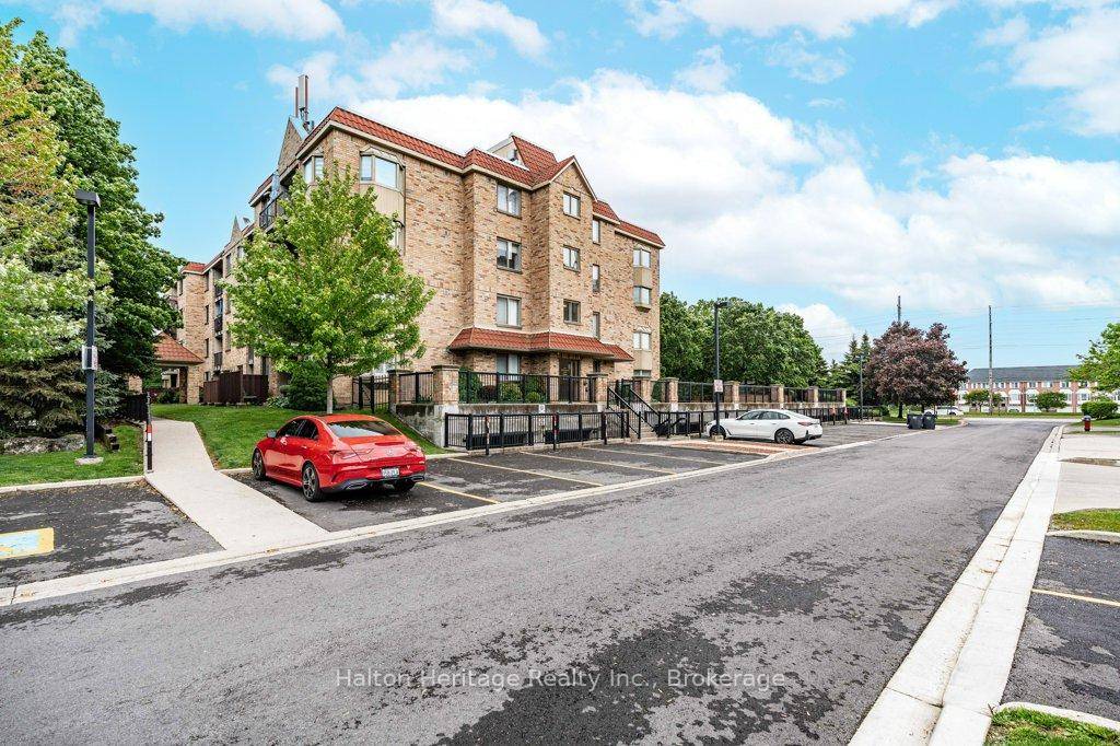 Welcome to this bright and spacious 1 bed, 1 bath condo in the very desirable Walkers Square Community !
