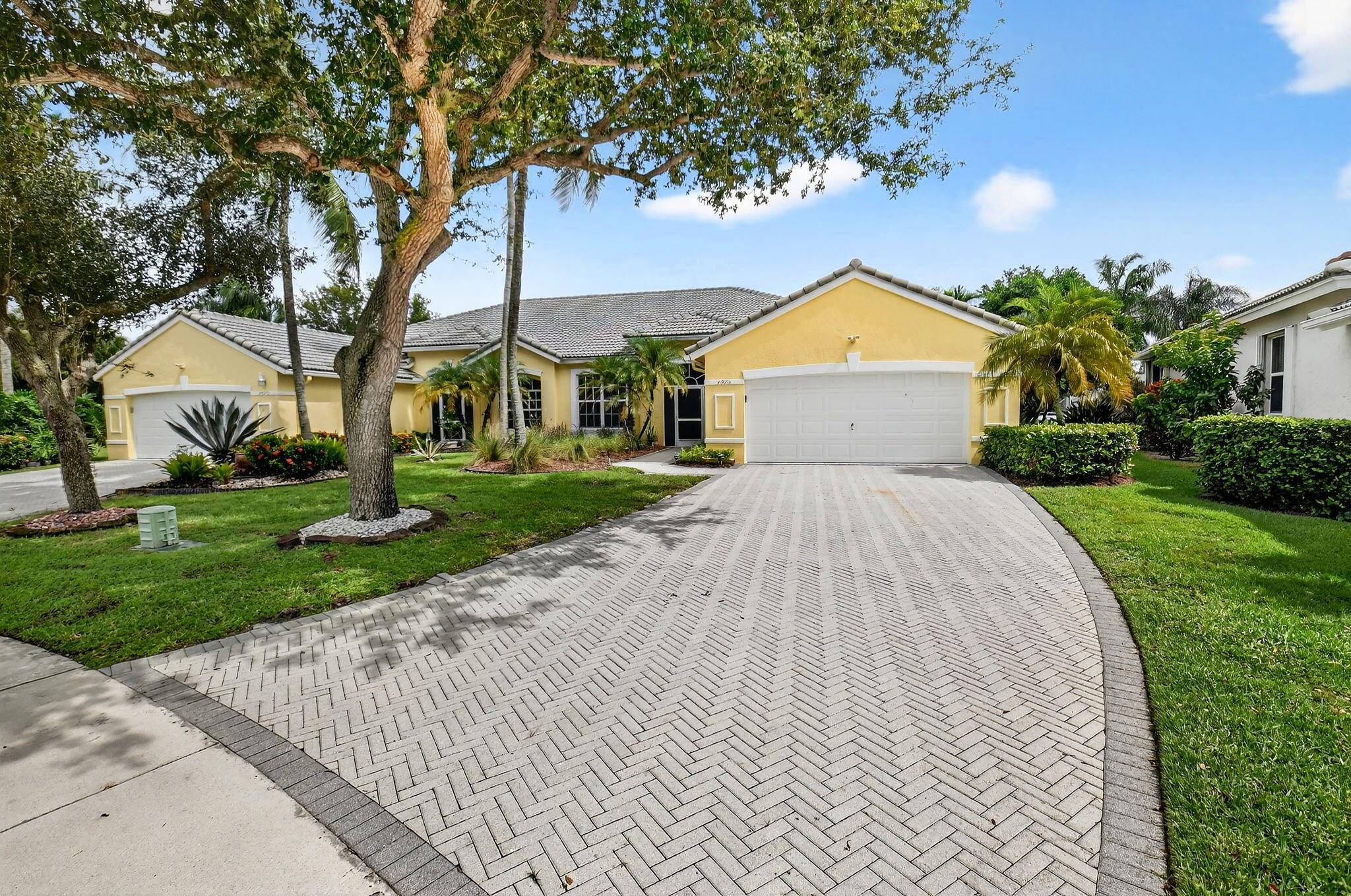 Annual Rental. Experience luxurious Aberdeen country club living in this beautifully updated 2 bedroom den, 2 bath villa with a 2 car garage.