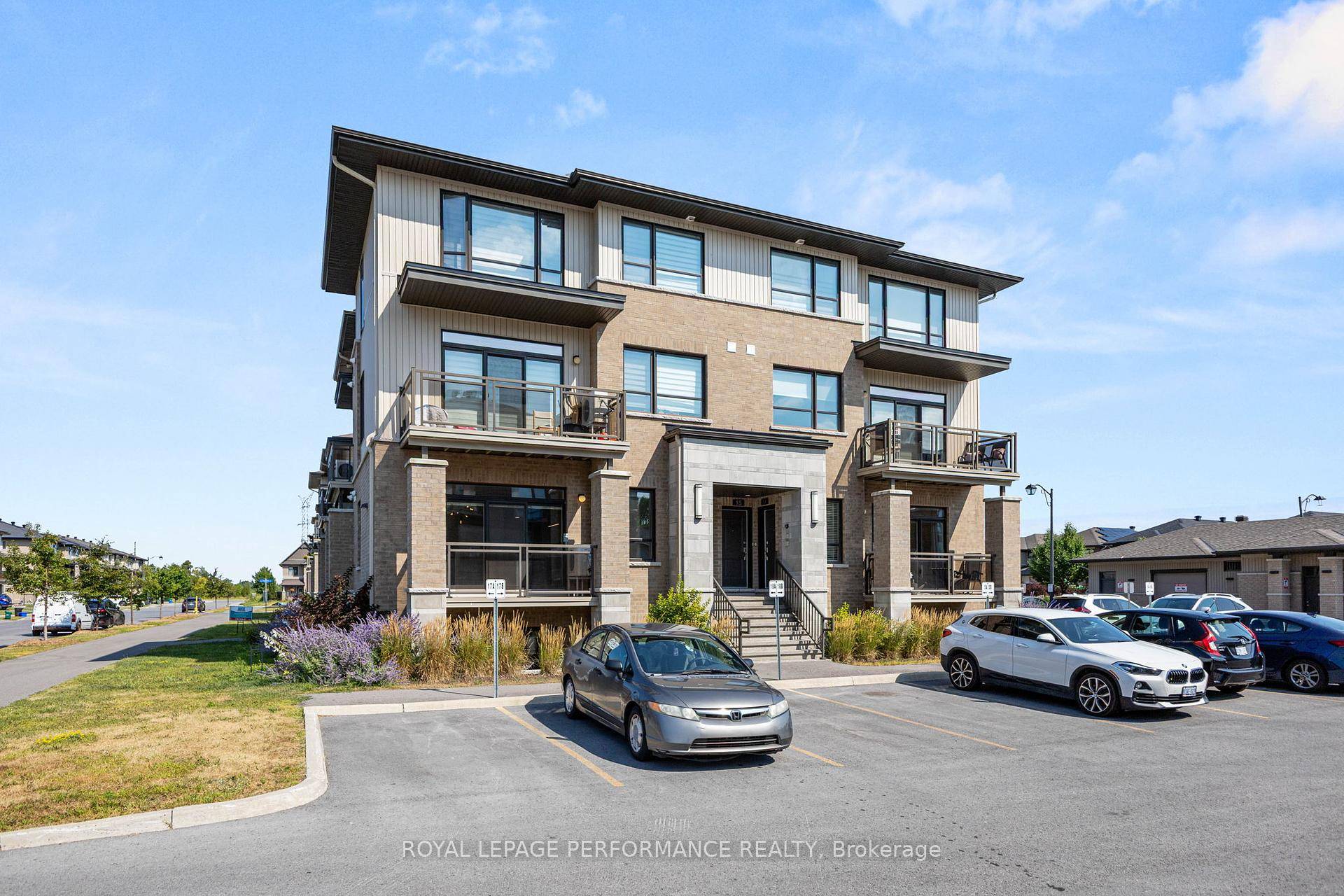 For Rent in Trailsedge This sun filled 1179 sq.