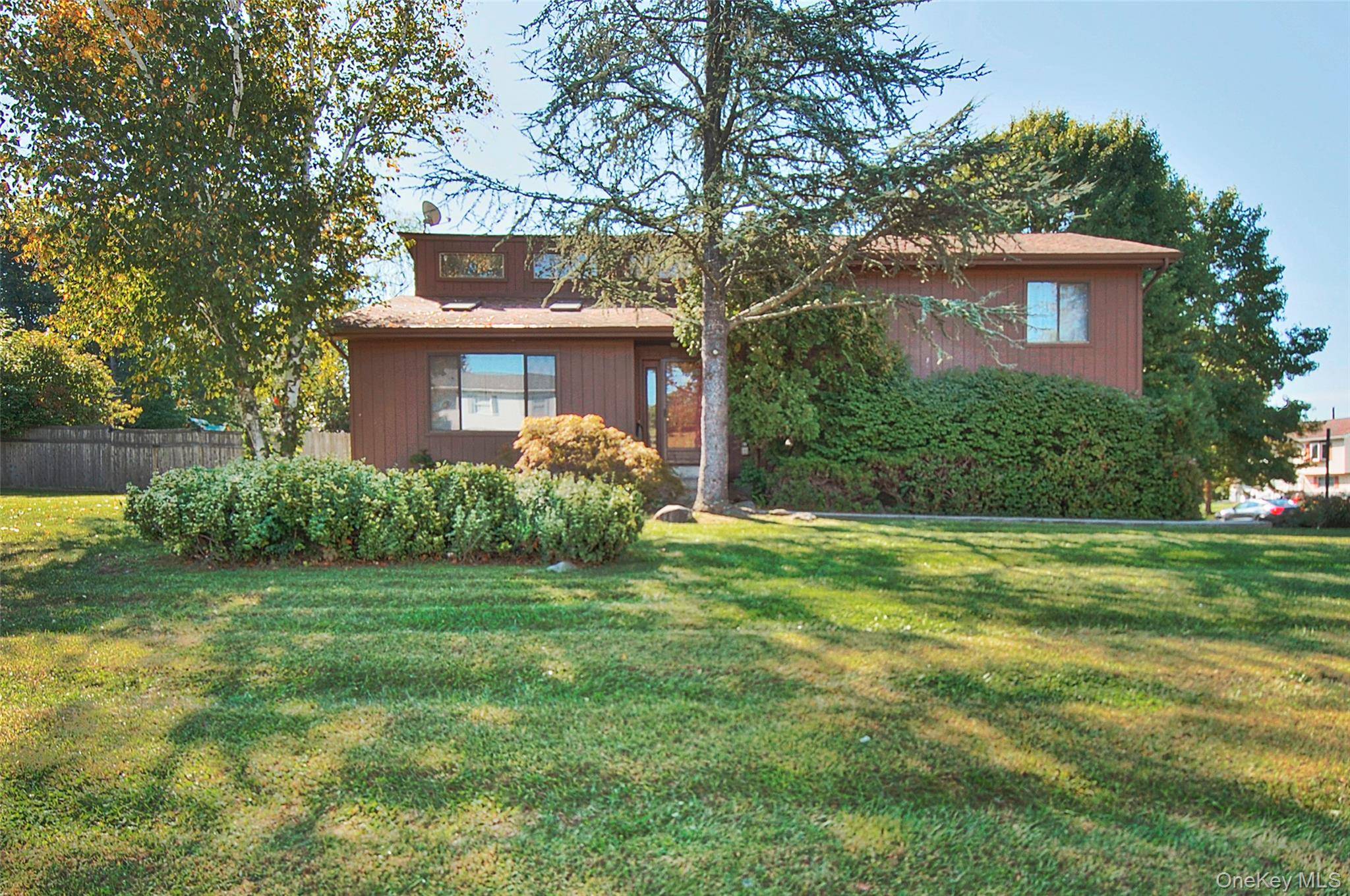 BUTTER HILL ESTATES ! ! SPECTACULAR SPLIT !