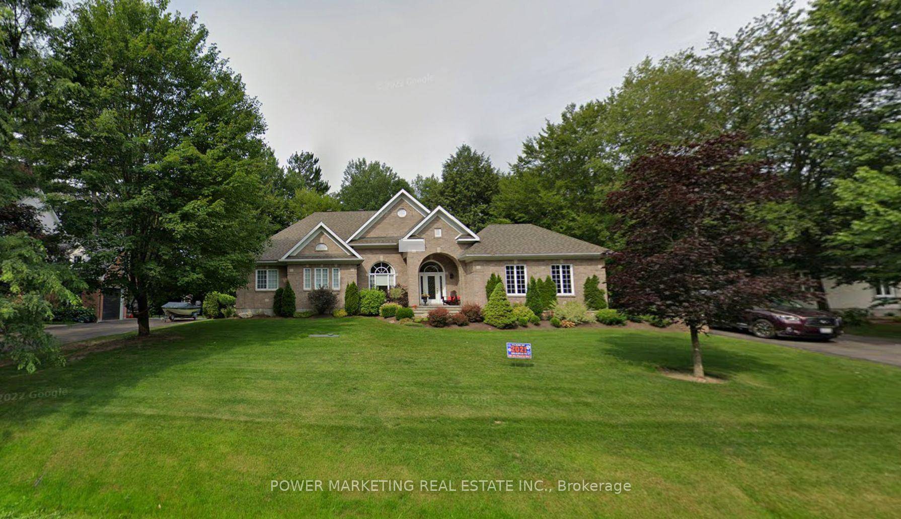 Charming and well kept 3 bedroom bungalow located in the prestigious Clarkwood Estate.