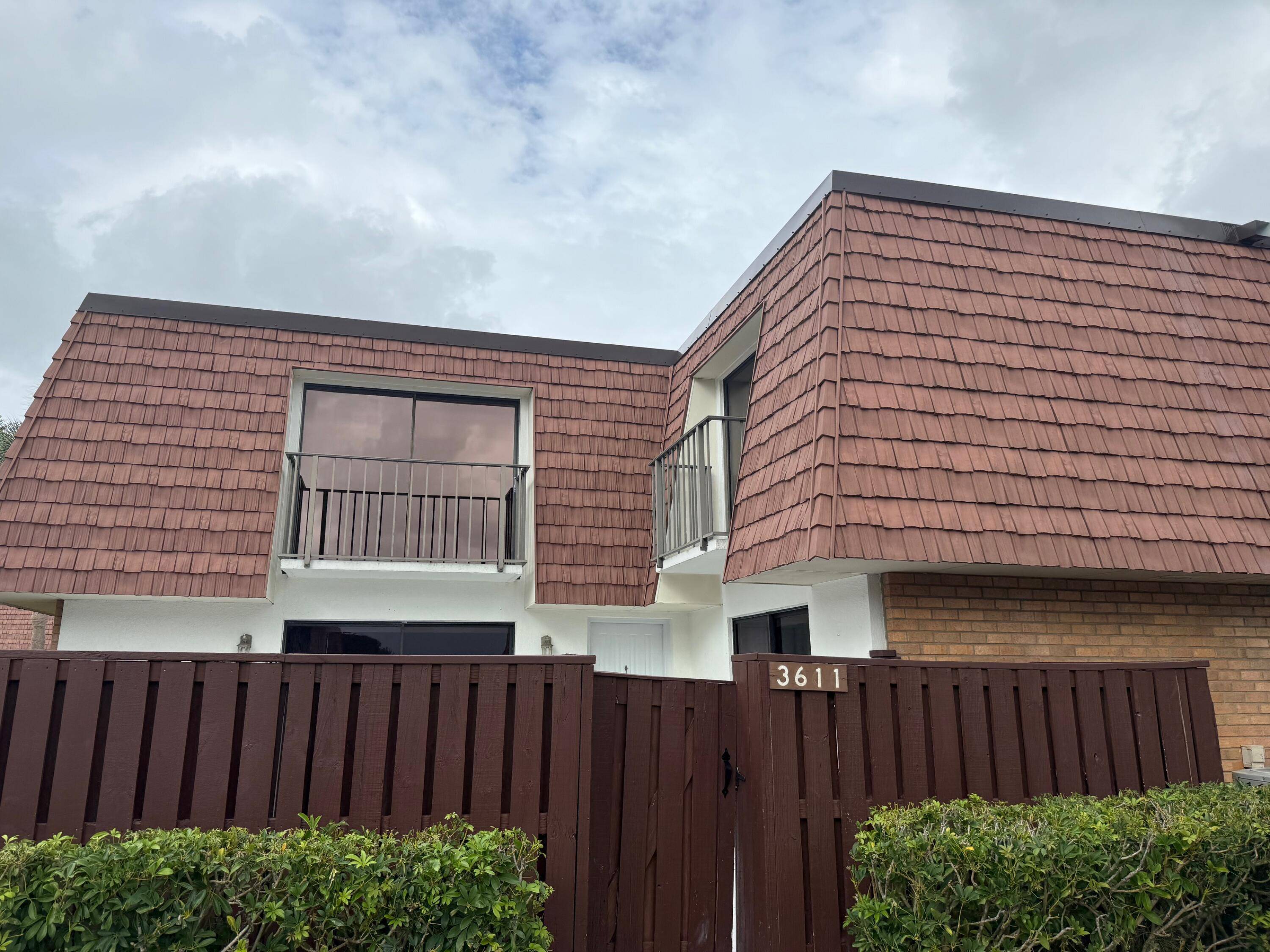 REMODELLED, 2 bedroom 2. 5 bathroom townhome with new luxury vinyl plank flooring and trim, renovated bathrooms and kitchen, new water heater, new toilets and plumbing fixtures, new ceiling fans ...