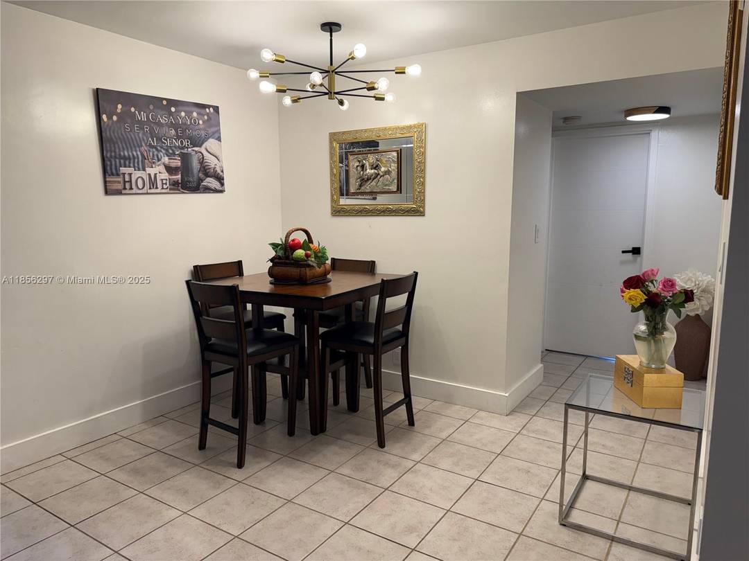 SPACIOUS 2BR 2BA CORNER UNIT.