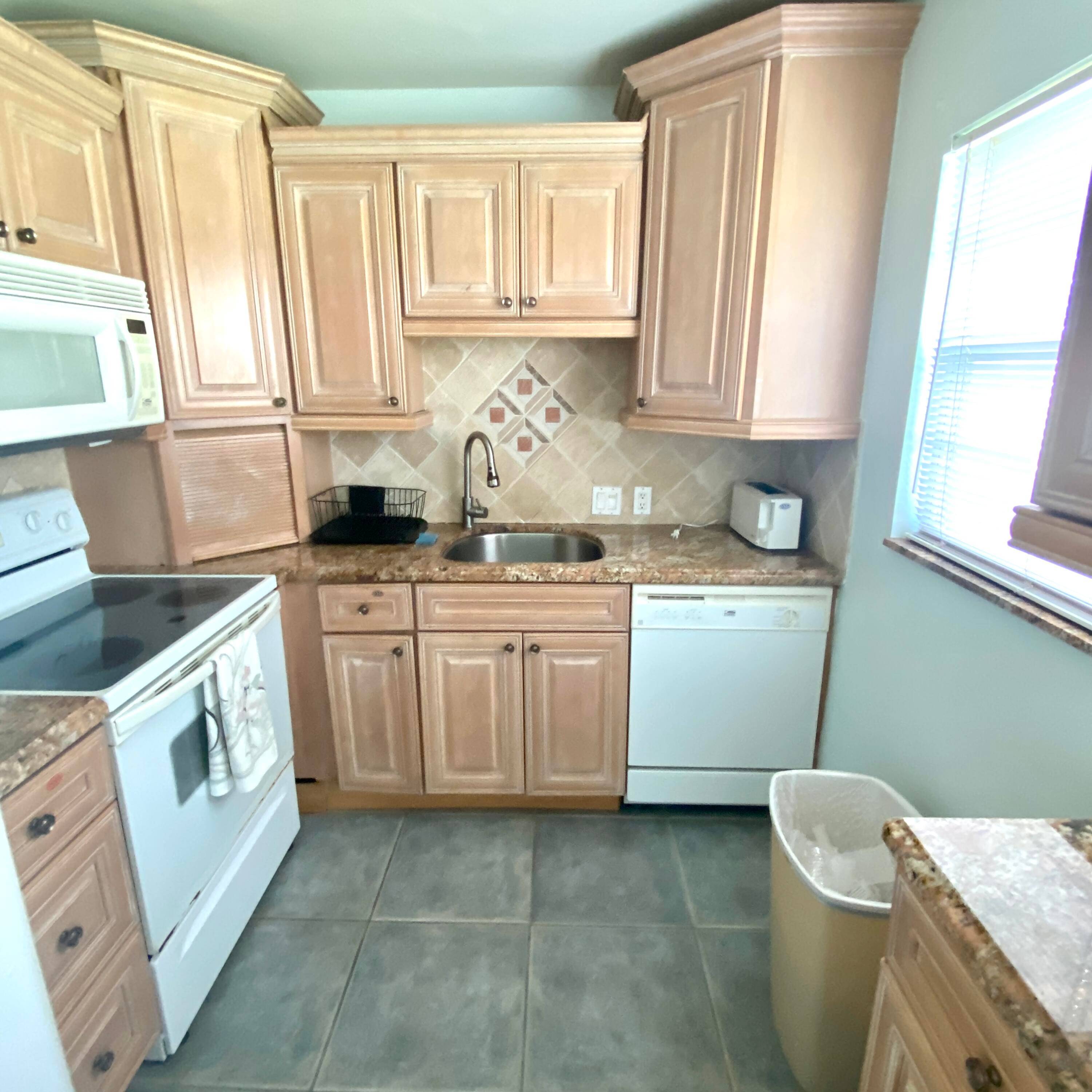 IMMEDIATE LEASING OK. 1ST FlOOR CORNER 2 Bedroom 1.