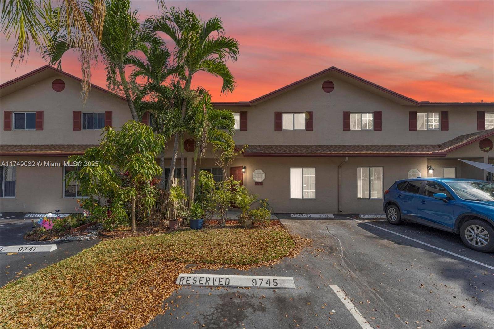 The waterfront and spacious 3B 3B townhouse, Newly renovated, full of creativity with a blend of comfort and modern style.