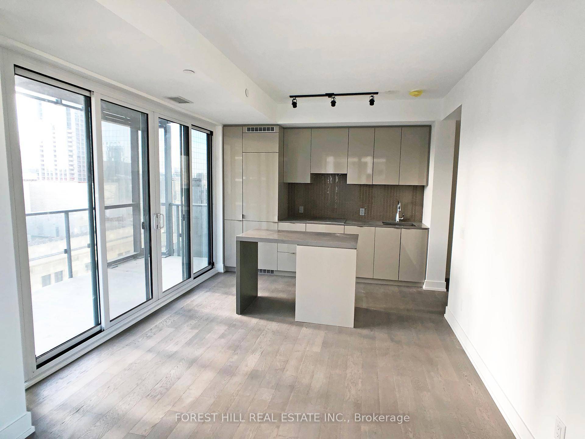 Sunny amp ; Desirable 1Bed South East Corner Unit with Huge 56.