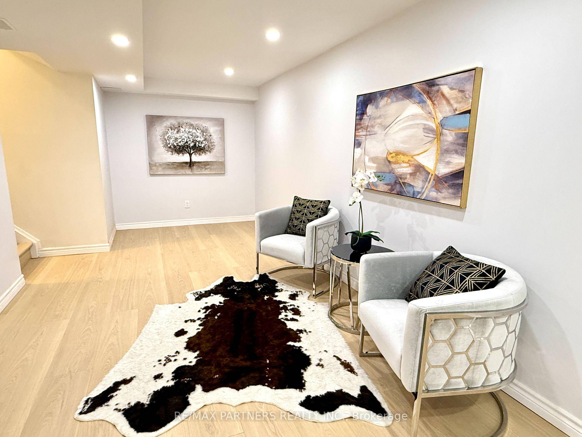 Facing a Park Beautiful Freehold Townhouse in Prime Markham Location !