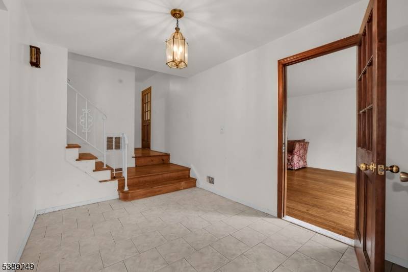 Welcome to this expansive 3, 800 sq ft Colonial located in the highly desirable Druid Hill section of Parsippany !