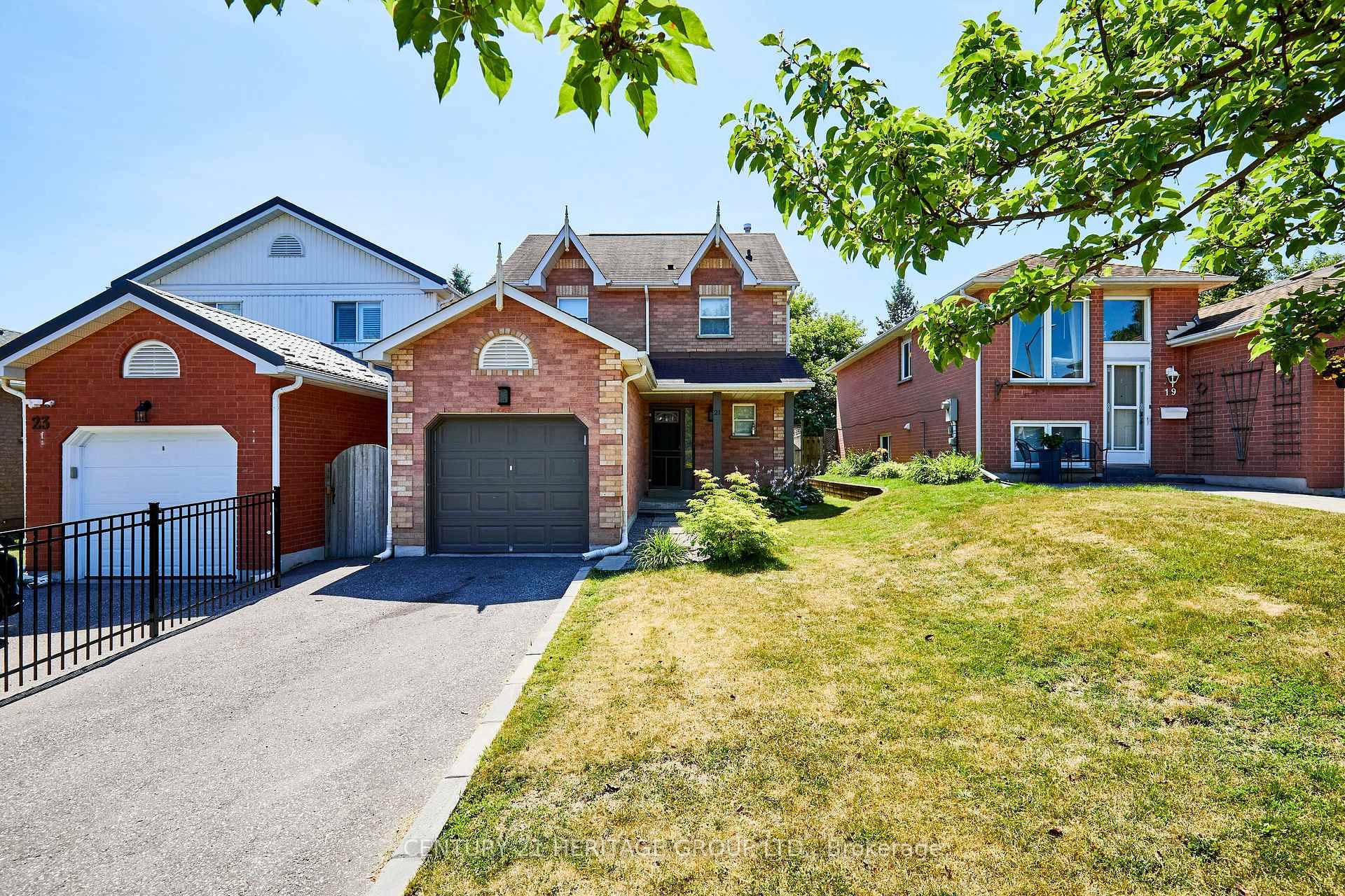 Do Not Miss This Fantastic Beautiful Bright Detached Link With Amazing Layout, Very Bright And Spacious In Prestigious And Quiet Family Neighbourhood.
