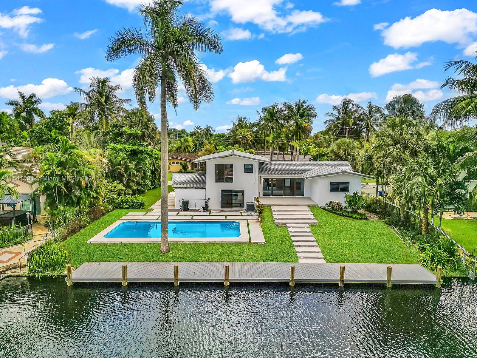 Beautiful Waterfront Pool Home in Fort Lauderdale !
