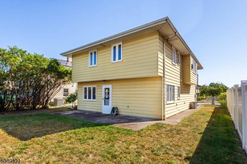 3 Bedroom, 2 Bath whole house rental with open layout, hardwood and laminate floors, updated kitchen with stainless steel appliances, center island, granite countertops.