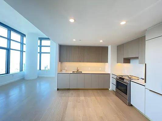 Available for mid November move in Enjoy breathtaking uptown Manhattan views in this stunning 1BR 1BA apartment at luxurious Skyline Tower.