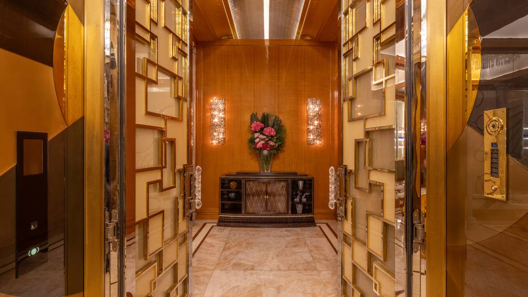 EXCLUSIVE OFFERING BY EKLUND GOMES 432 Park Avenue, 64th Floor MASTERPIECE BY TONY INGRAO THE ONLY FLOOR AT 432 Park Avenue WITH SOARING 16'1 CEILINGS SURPASSING EVEN THE PENTHOUSE LEVELS.