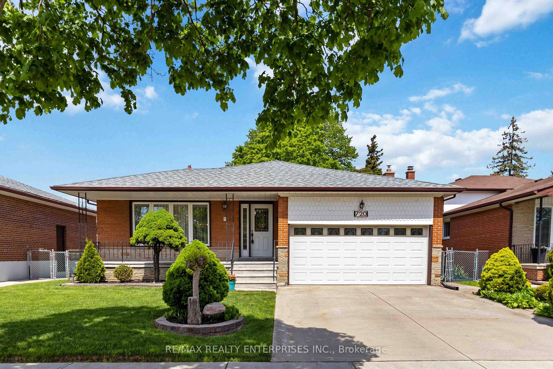 Welcome to this beautifully maintained 4 level backsplit in the sought after Mississauga Valleys !