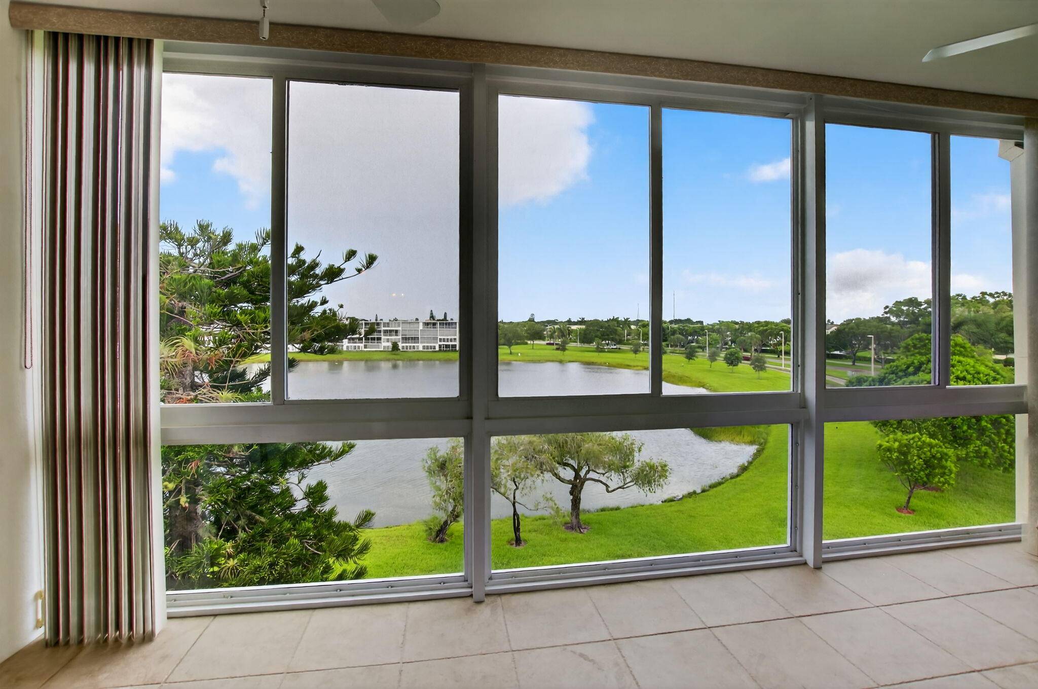 This completely updated unit offers 2 spacious bedrooms and 2 modern bathrooms, designed for comfort and style.