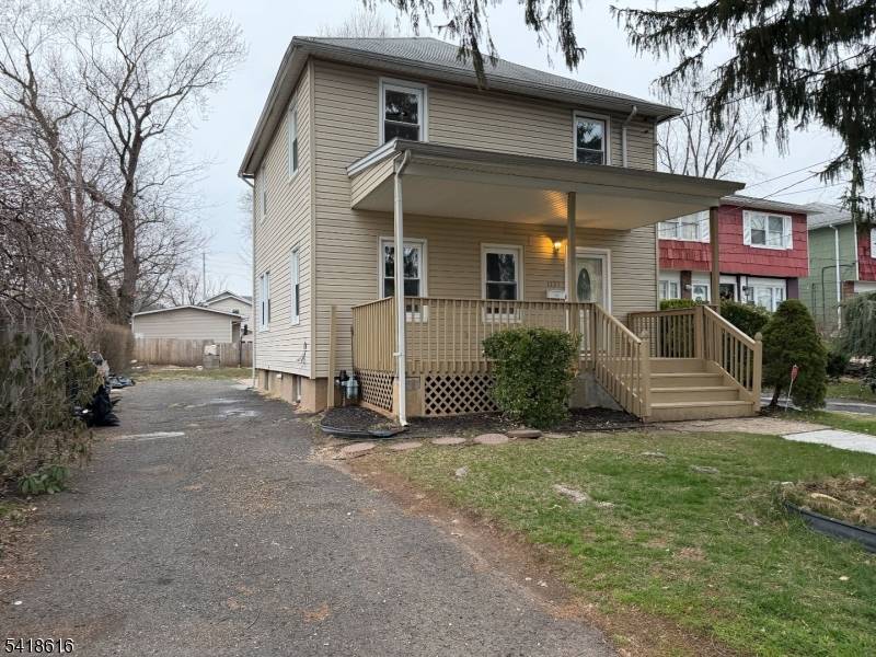 Well maintained 3BR Colonial in Plainfield with a bright, clean interior and move in ready presentation.