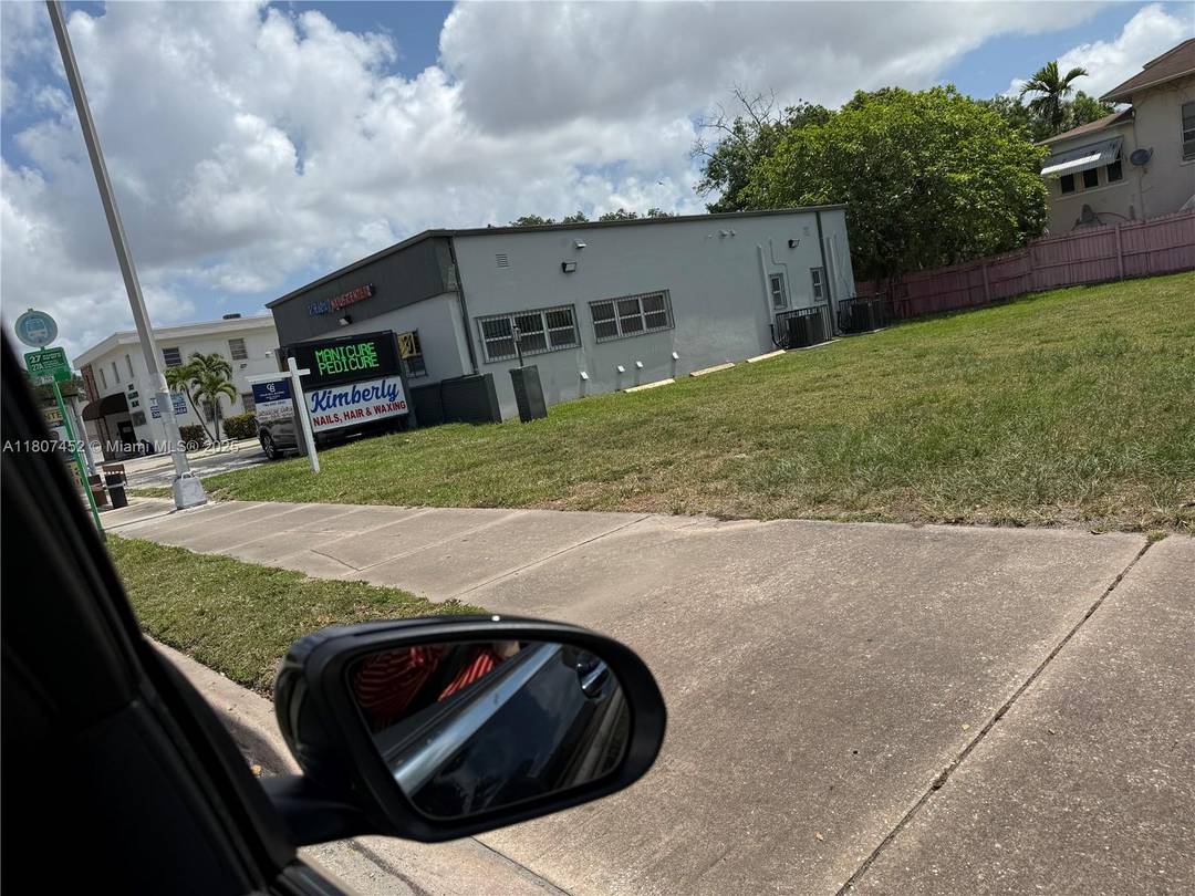 This offering includes two adjacent commercial lots other lot MLS A11807370 ; PID 0141100230290 totaling 10, 230 SF 4, 650 SF 5, 580 SF, perfectly positioned on a prominent corner ...