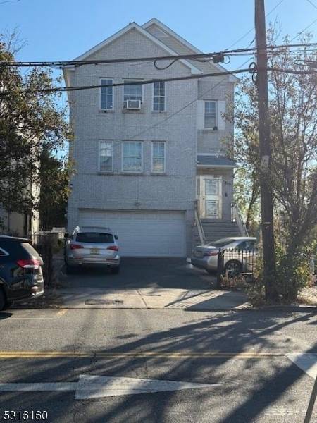 Well situated property, 3 minutes from Newark Liberty International Airport, 10 minutes to Newark Penn Station, 10 minutes to Garden State Mall, 15 minutes to UMD Teaching hospital.