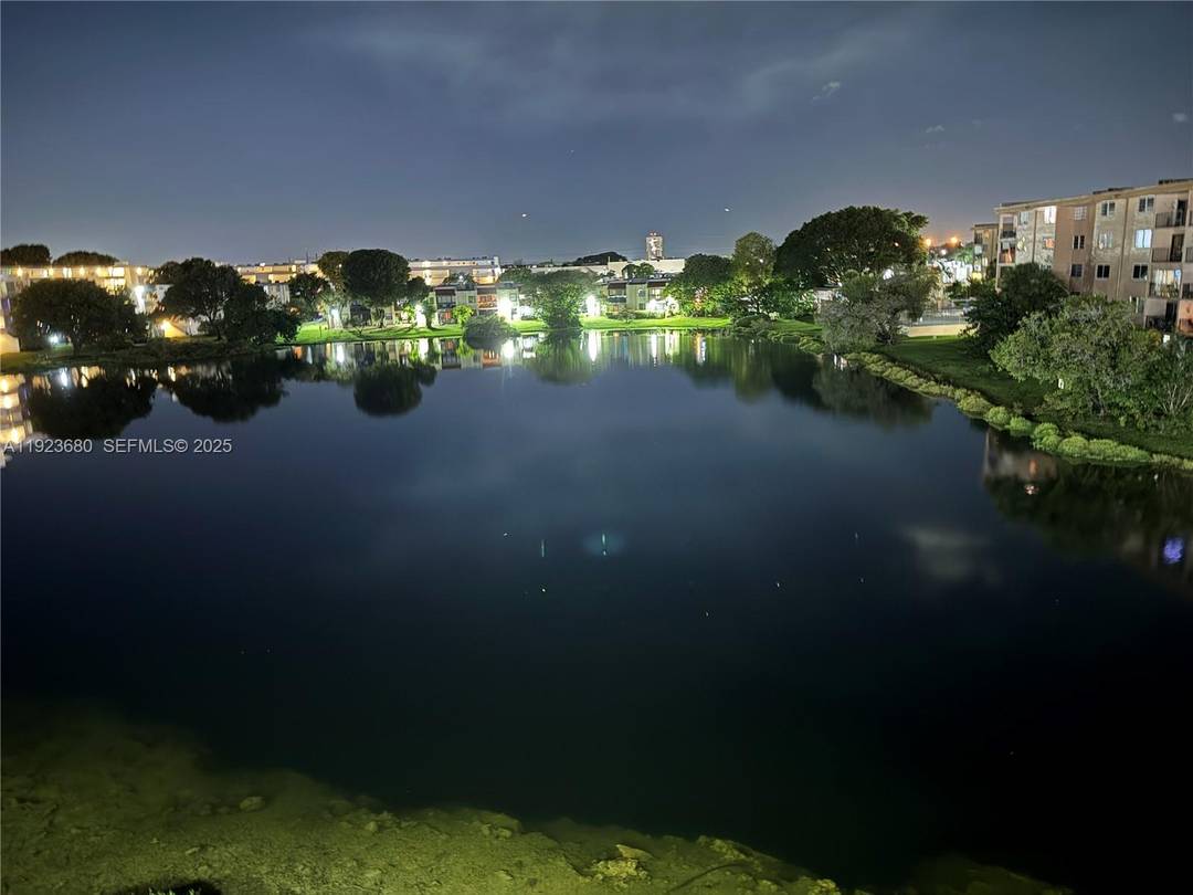 Top floor condo with spectacular lakefront views !