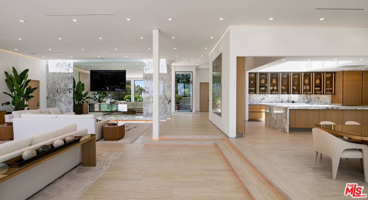 365   Trousdale Pl 6BR Beverly Hills Post Office | B.H.P.O. La