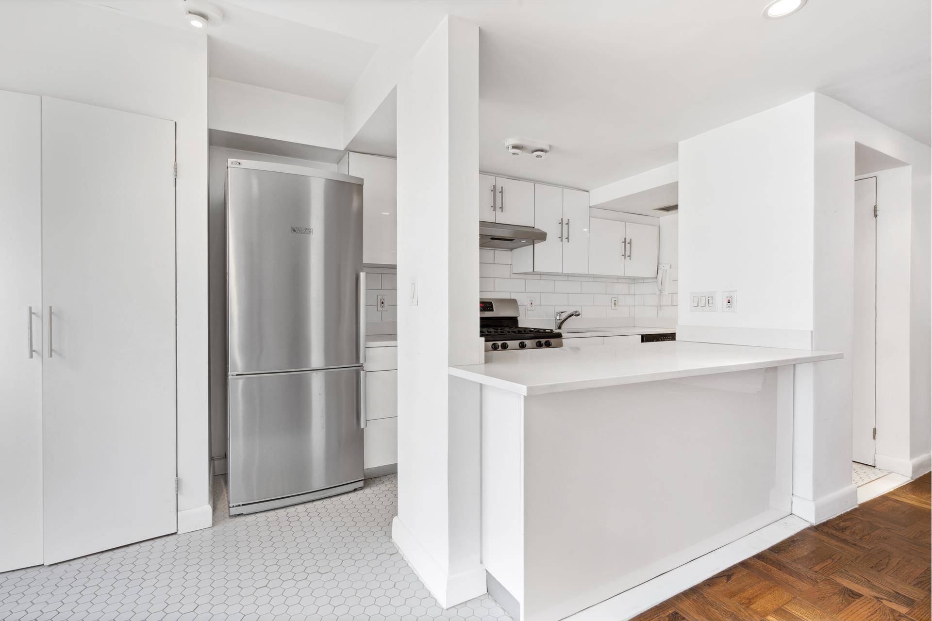 RARE OPPORTUNITY OVERSIZED 1 BEDROOM WITH WASHER DRYER FOR AN UNBEATABLE VALUE !