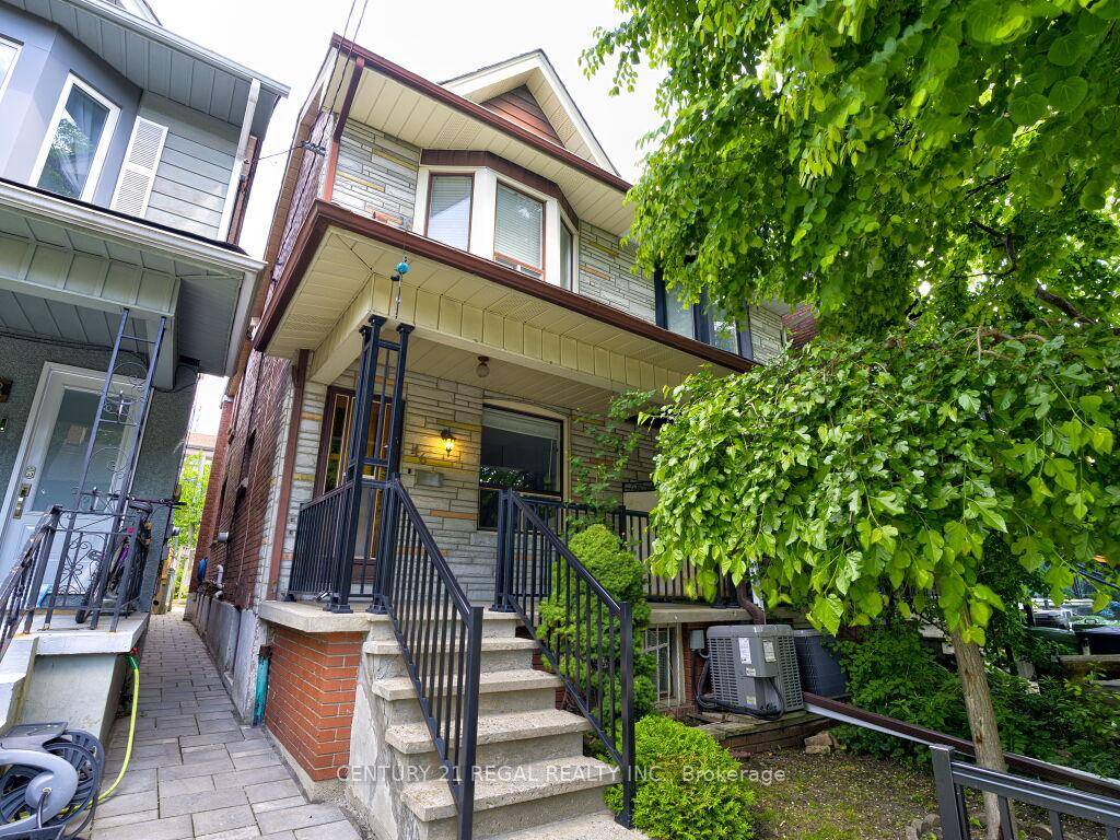 Discover the potential of this 3 bedroom, 2 bathroom Semi detached home in the heart of the beautiful Wynchwood neighborhood.
