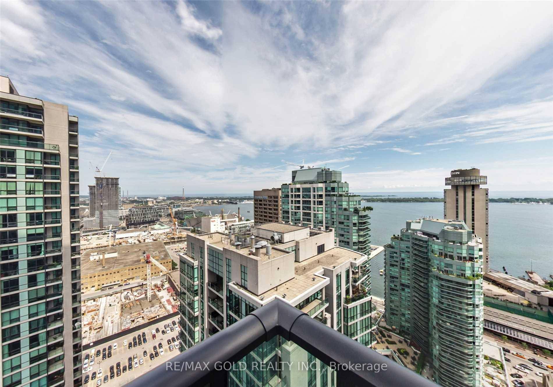 Available Immediate Gorgeous 2 Bedroom Plus a Good Size Den, 2 Underground Parking Spaces and A Locker, Well kept in the Desirable Lake View Area of Toronto, South East Corner ...