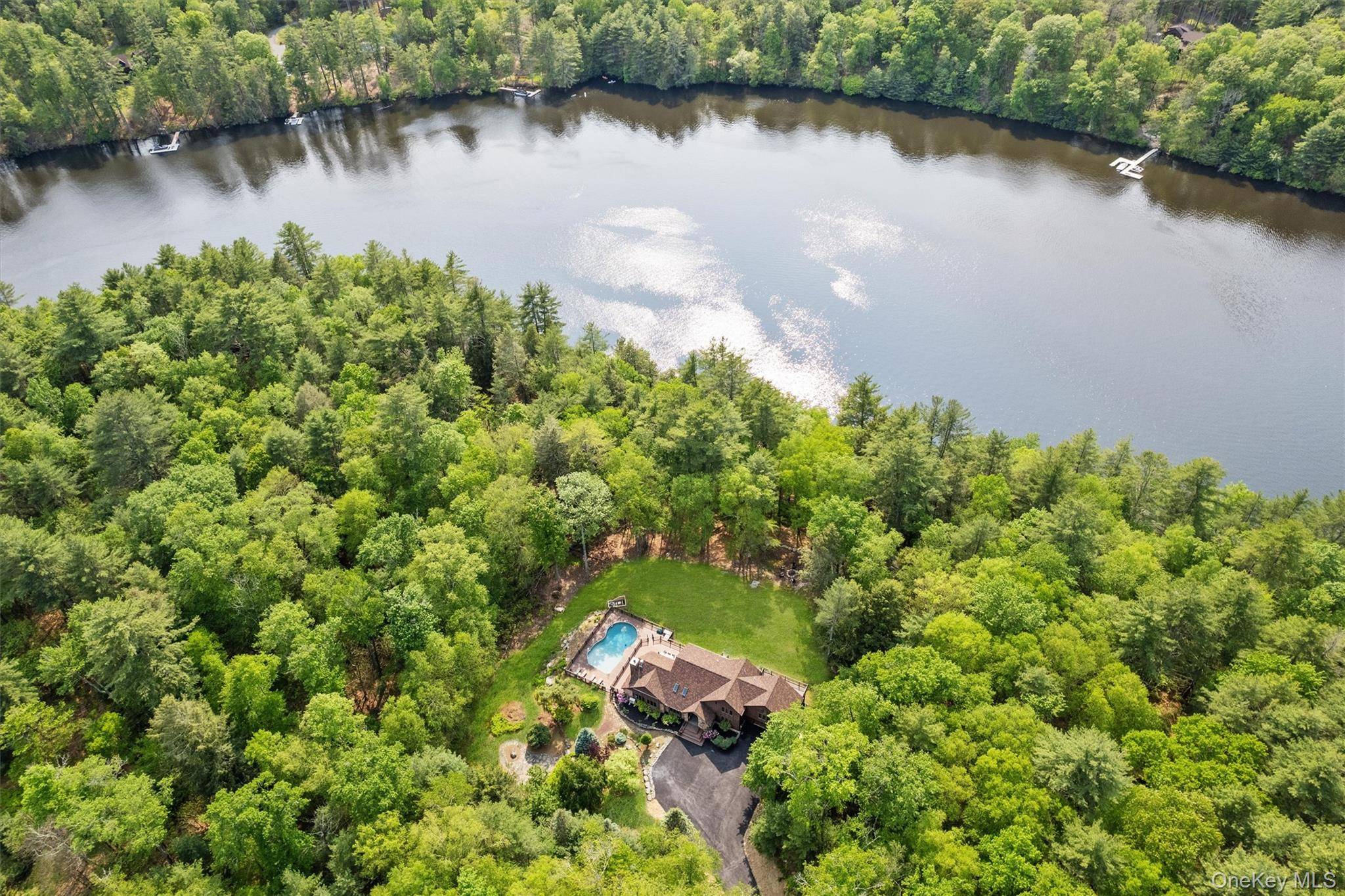 Lakefront Oasis, fully furnished, boat included and completely turnkey !