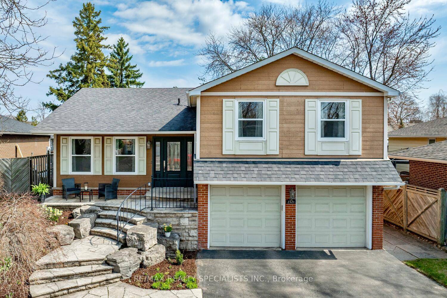 Fantastic 4 level sidesplit approximately 2000 square feet and nestled on a 48 by 117 foot lot located in the family friendly neighbourhood of Sheridan Homelands.
