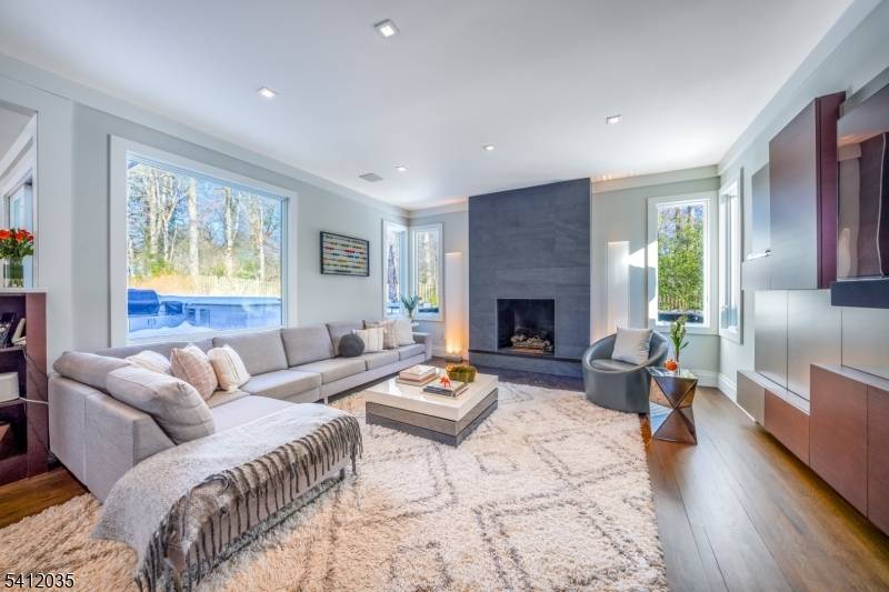 GLORIOUS CUL DE SAC LIVING WITH INDOOR POOL !