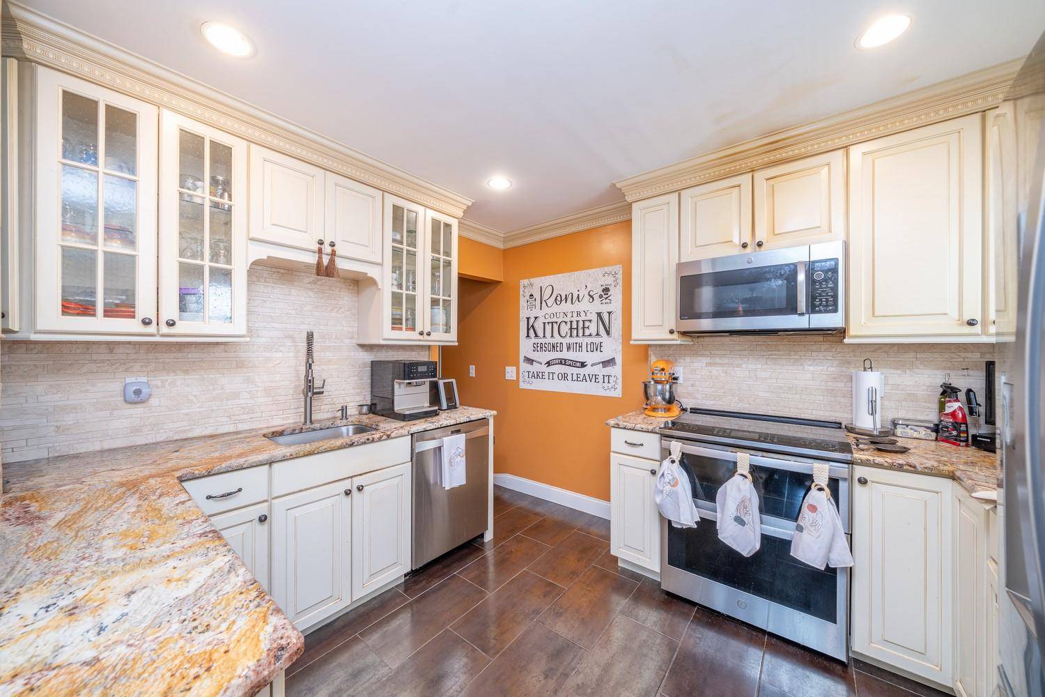 Two Family Home ! ! Here is a wonderful opportunity for a picturesque Colonial home near the Hudson River in desirable Ossining.